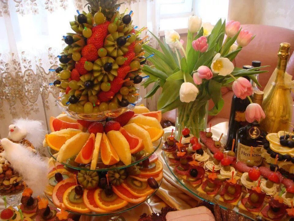 Праздничное оформление фруктов фото Healthy christmas party food, Christmas party food, Creative food art