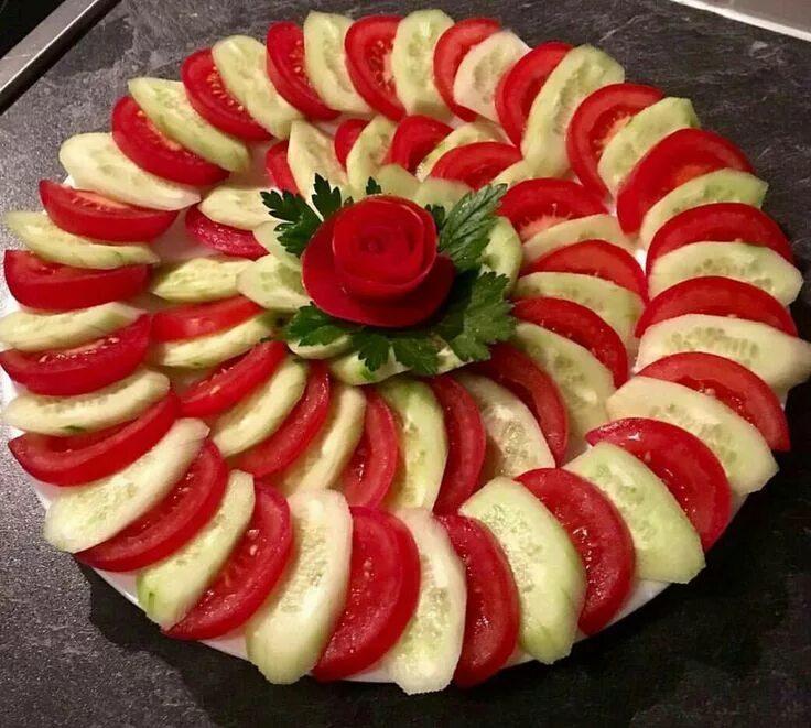 Праздничное оформление нарезки фото Pin on yummy Food garnishes, Food platters, Amazing food decoration