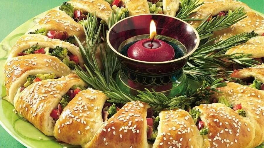 Праздничные блюда фото Holiday Appetizer Wreath Recipe Holiday appetizers, Appetizers, Christmas food