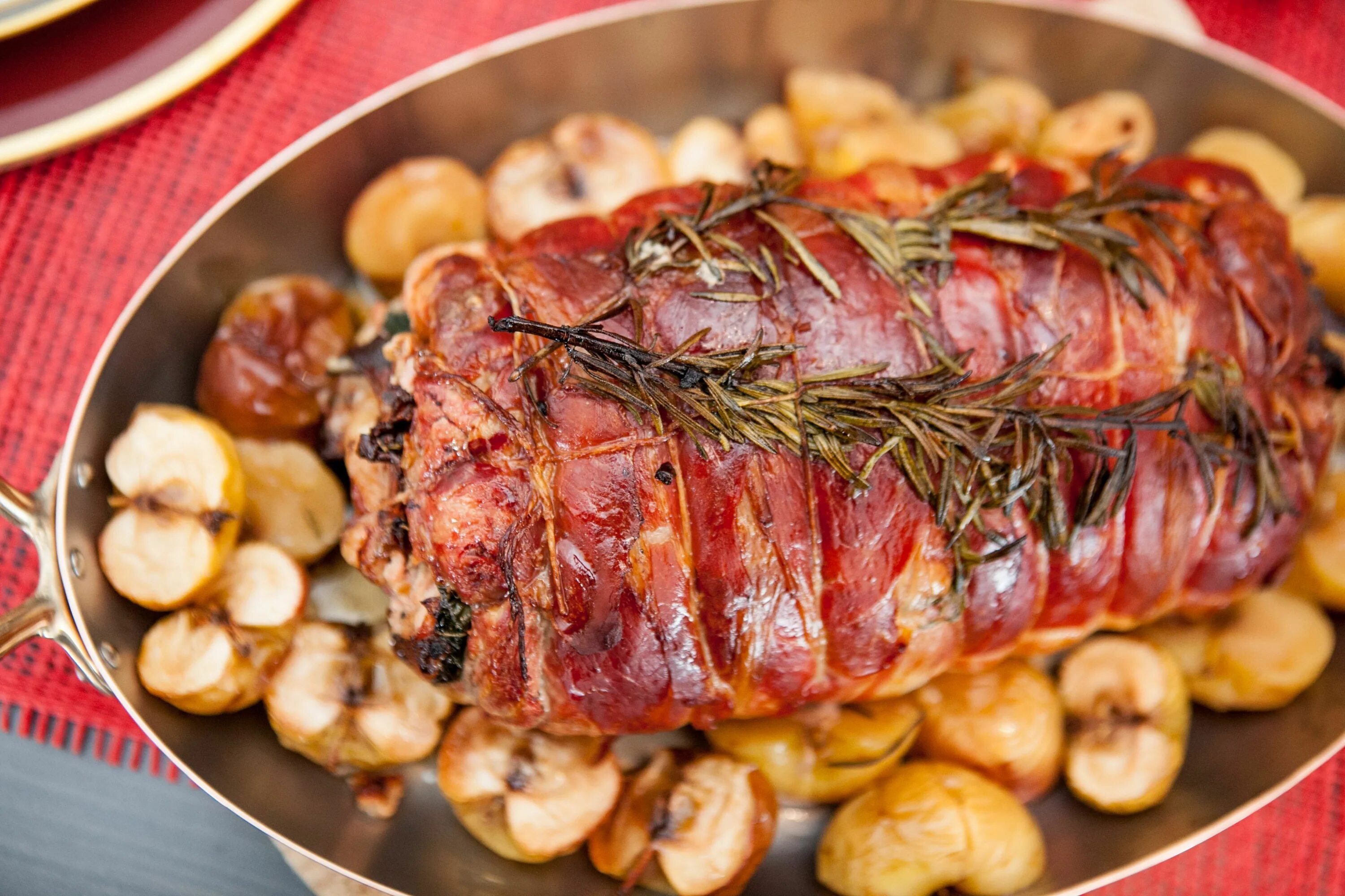 Праздничные блюда из свинины фото Prosciutto Wrapped Pork Loin with Roasted Apples - Art De Fete Recipe Roasted ap