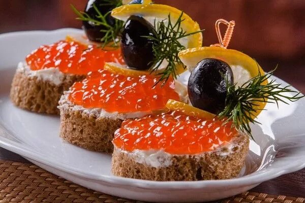 Праздничные бутерброды с красной икрой фото festive appetizers with red caviar olives and lemon slices #red #caviar #appetiz