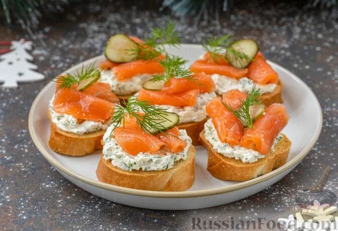 Праздничные бутерброды с семгой фото Рецепты закусок, Бутерброды, С фото, Новый Год, Закуски новогодние, День влюблен