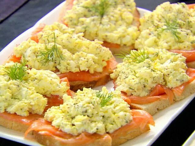 Праздничные бутерброды с сыром с фото Smoked Salmon and Egg Salad Tartines Recipe Smoked salmon and eggs, Food network