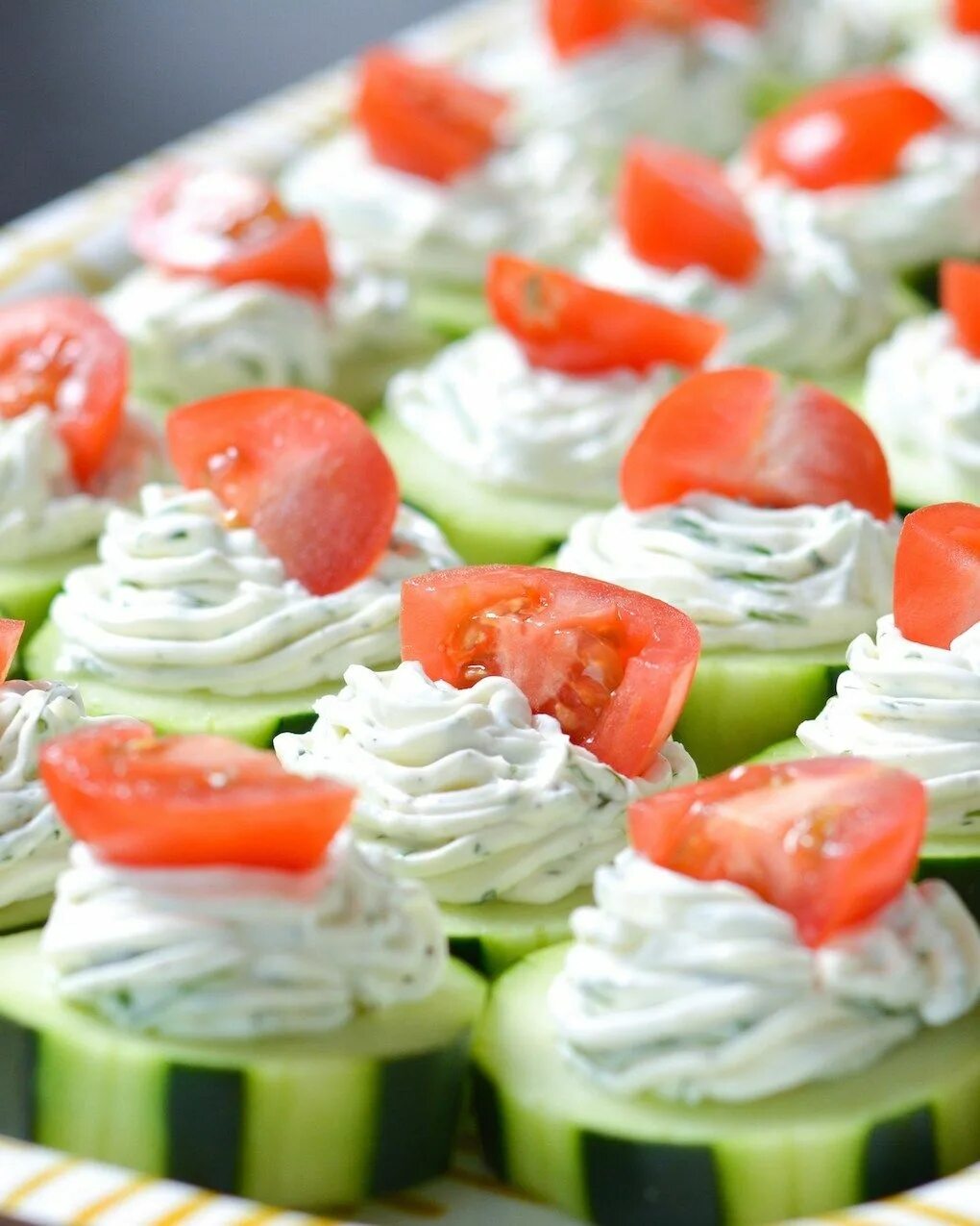 Праздничные легкие закуски с фото Dilly Cucumber Bites Healthy appetizers, Cucumber bites, Appetizers