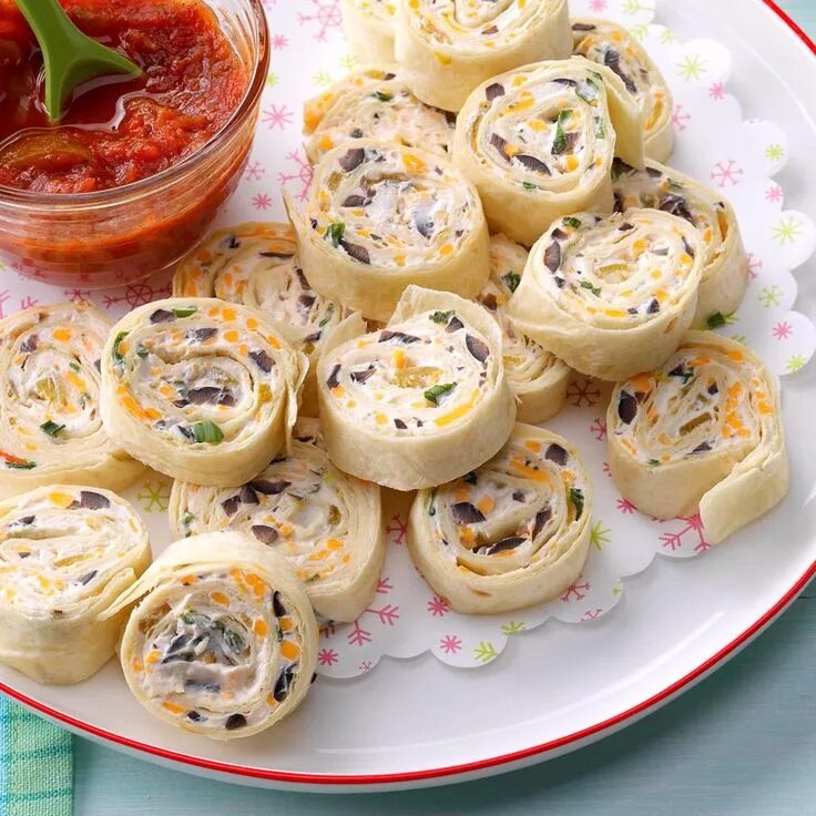 Праздничные на скорую руку с фото Appetizer Tortilla Pinwheels Recipe Tortilla pinwheels recipe, Pinwheel recipes,