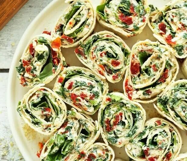 Праздничные на скорую руку с фото Sun-Dried Tomato and Basil Pinwheels Recipe Sun dried tomato, Super bowl food he