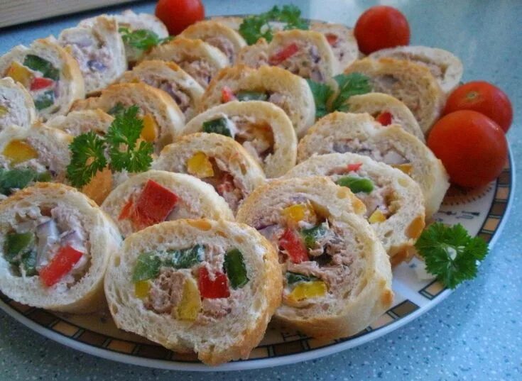 Праздничные на скорую руку с фото Krążki bagietki z pastą z tuńczyka Food, Ethnic recipes, Sushi