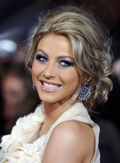 Праздничные на средние волосы фото Julianne Hough hair Wedding hair inspiration, Short hair updo, Long hair styles