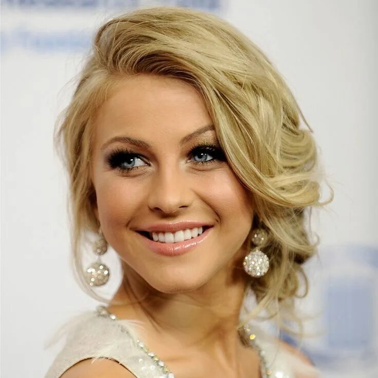 Праздничные на средние волосы фото Julianne Hough's Pre-Grammys Hairstyle Is SO '90s Hair styles 2014, Wedding hair