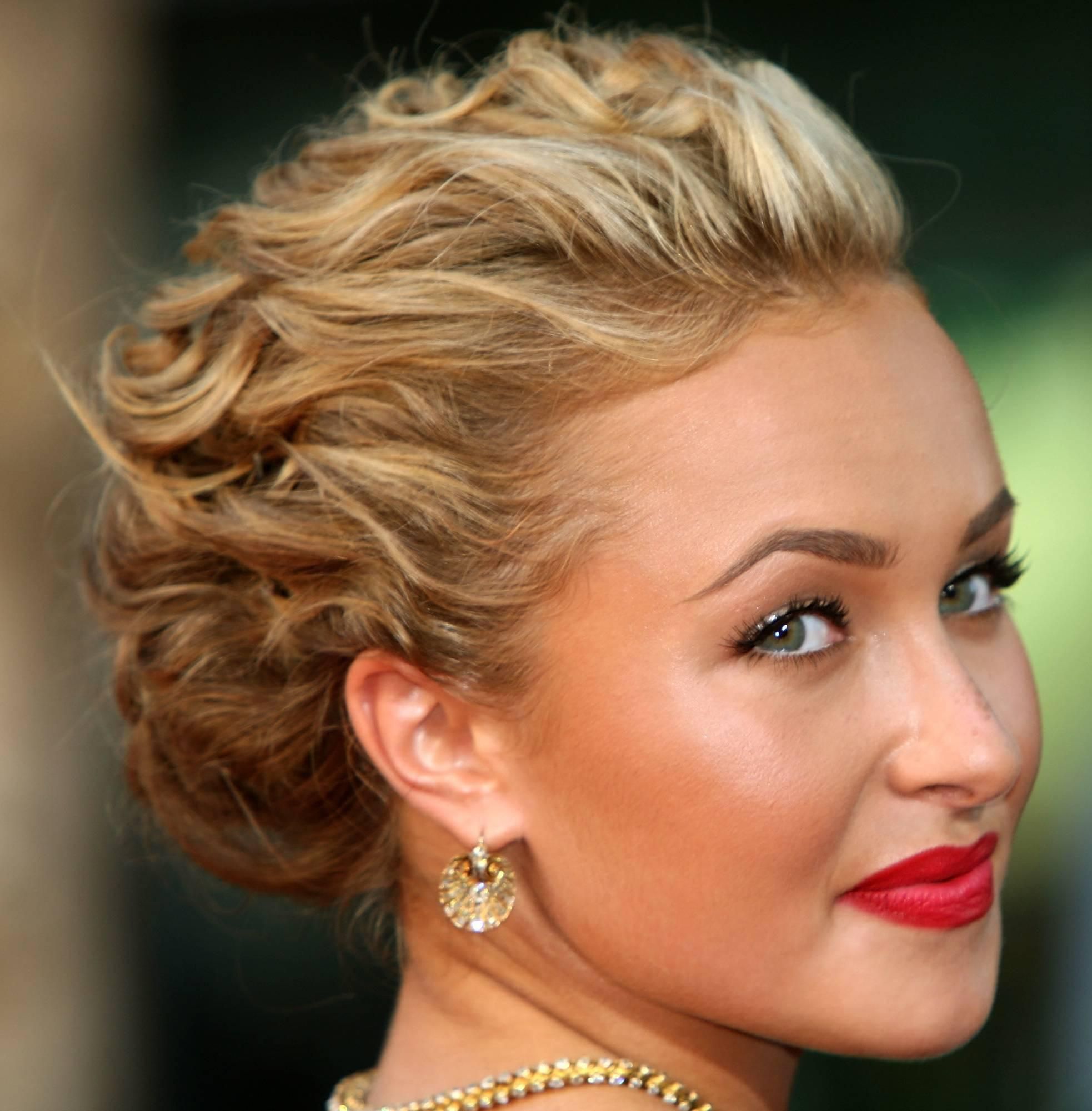 Праздничные на средние волосы фото short pinup hair - Pesquisa Google Prom hairstyles for short hair, Curly hair up