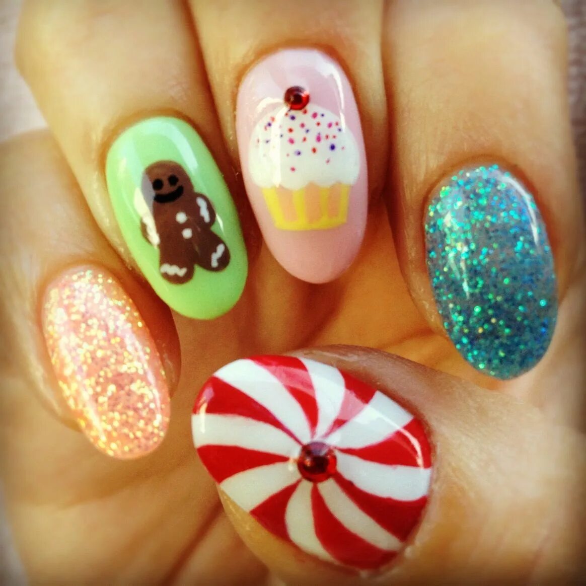 Праздничные ногти фото Christmas Candyland nails by Marie Christmas nail designs, Christmas nail art, H