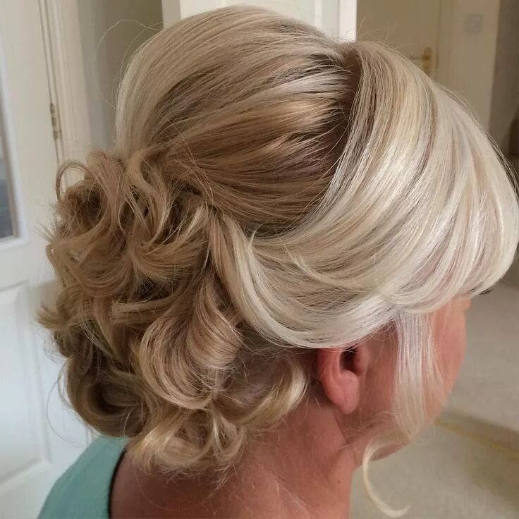 Праздничные прически для женщин 50 50 Ravishing Mother of the Bride Hairstyles for 2024 Peinados boda pelo corto, P