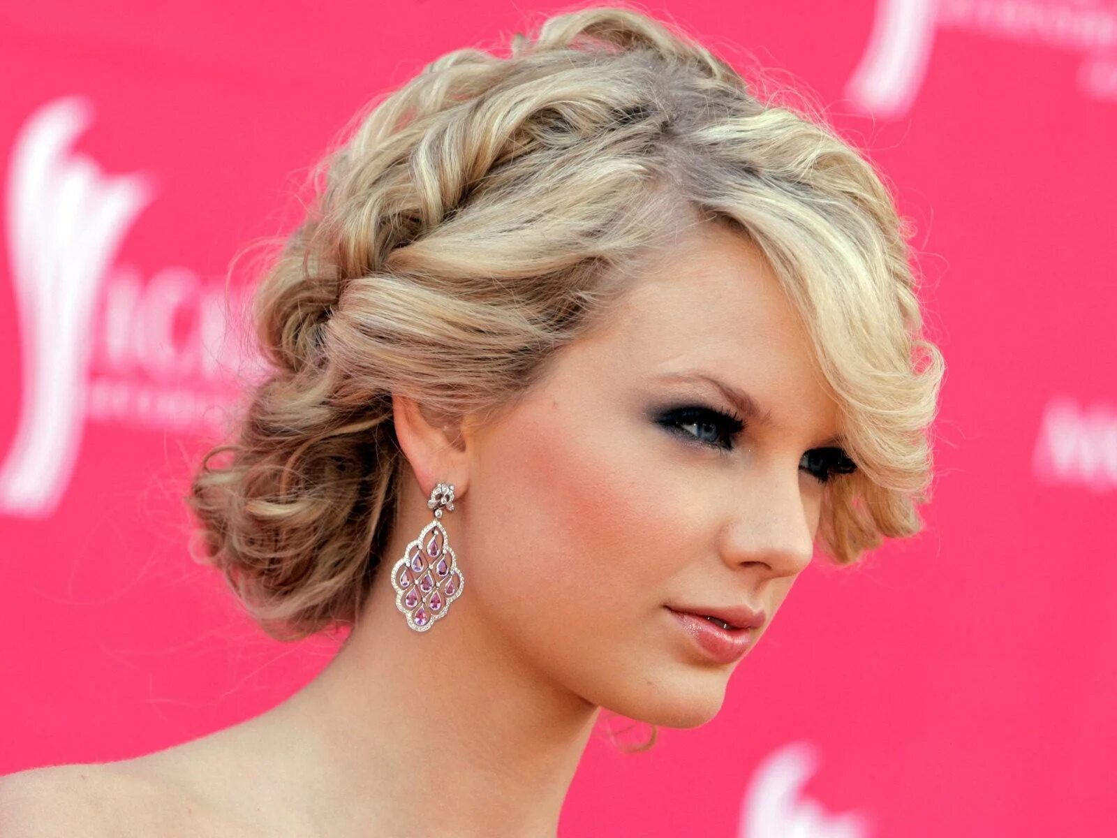 Праздничные прически короткие Photo Taylor Swift Music 1600x1200