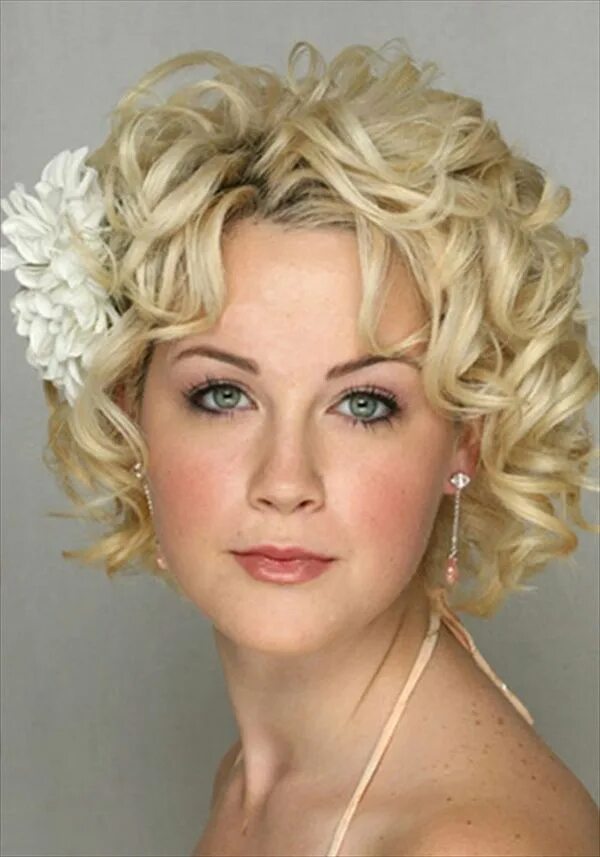 Праздничные прически короткие 30 Curly Short Hairstyles For Womens - Elle Hairstyles Short wedding hair, Curly