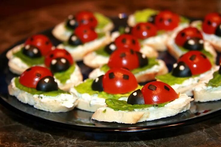 Праздничные рецепты для детей с фото PapaBuna.com " Blog Archive " Ladybugs Appetizer Cibo, Panini da tè, Idee alimen