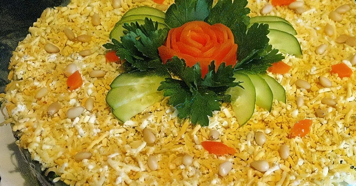 Праздничные салатики рецепты с фото Салат с курицей, яблоком, черносливом и грецкими орехами рецепт - Европейская ку