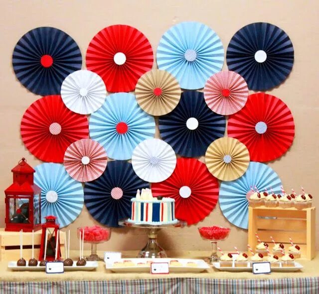 Праздничные украшения своими руками фото Trendy Tuesday - Paper Fan Medallions Decoração aniversário, Cenários para festa