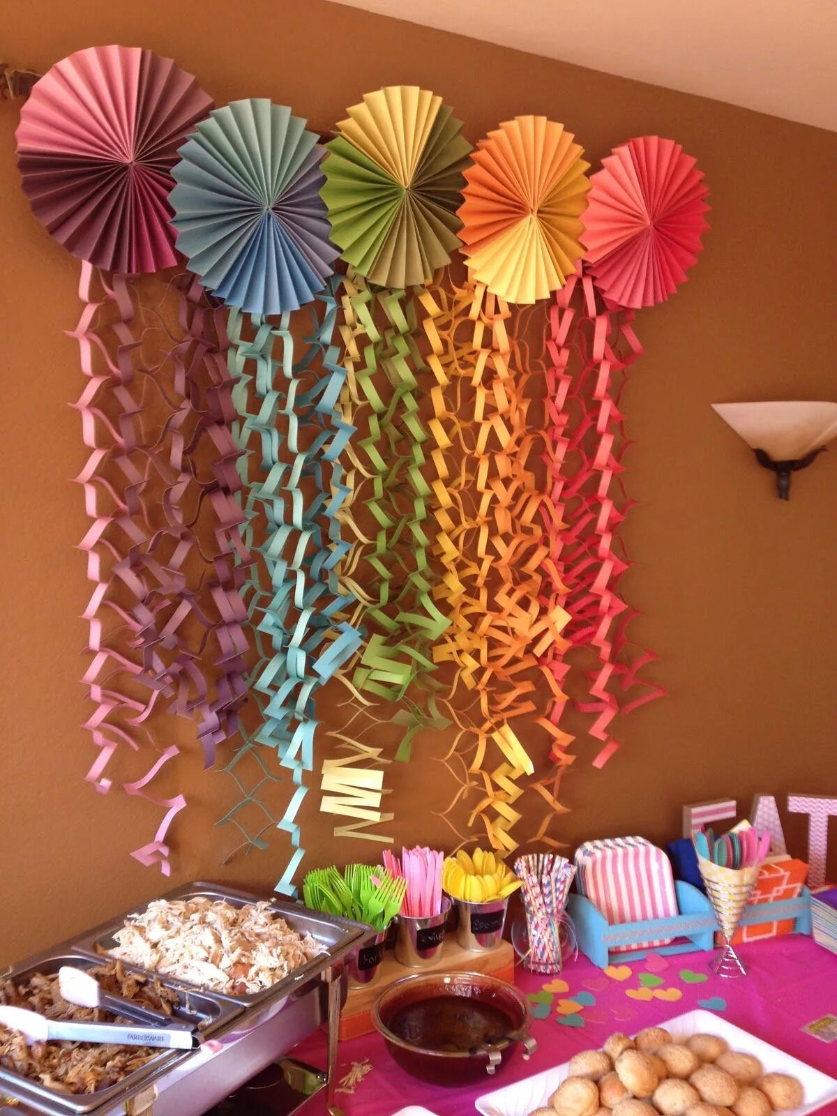 Праздничные украшения своими руками фото Rainbow Party: DIY Round Banners & Streamers Decoración fiesta adultos, Manualid