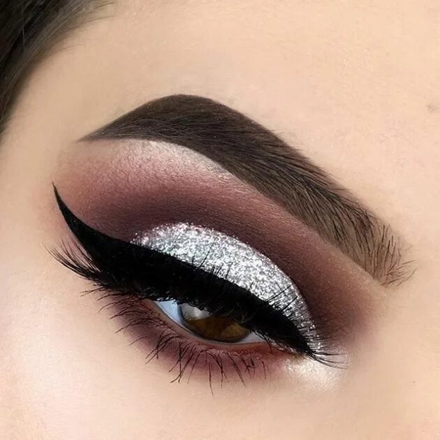 Праздничный макияж глаз 10 Winter Makeup Looks To Copy This Year - Society19 UK Silver eye makeup, Silve