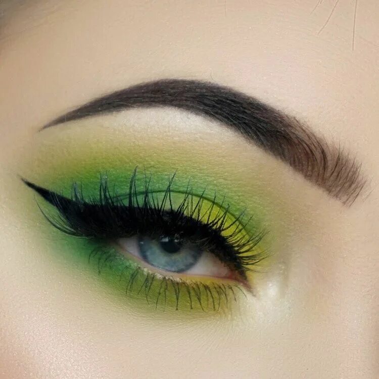 Праздничный макияж зеленых глаз @maccosmetics chrome yellow, kelly, lucky green, plumage and nylon eyeshadows * 