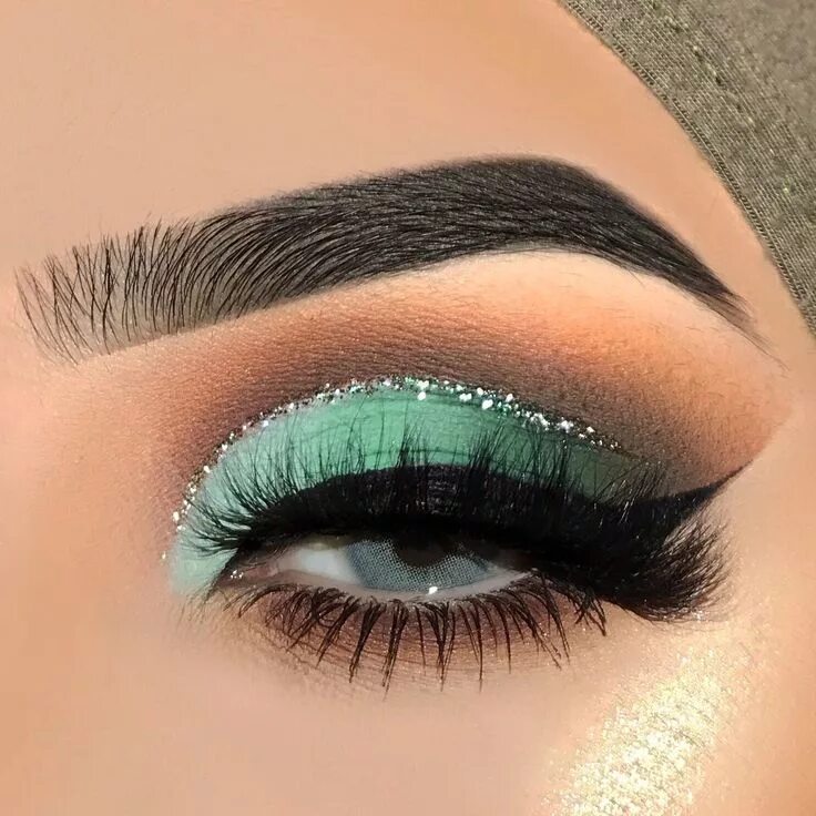 Праздничный макияж зеленых глаз Green Cut Crease Eye makeup designs, Colorful eye makeup, Artistry makeup