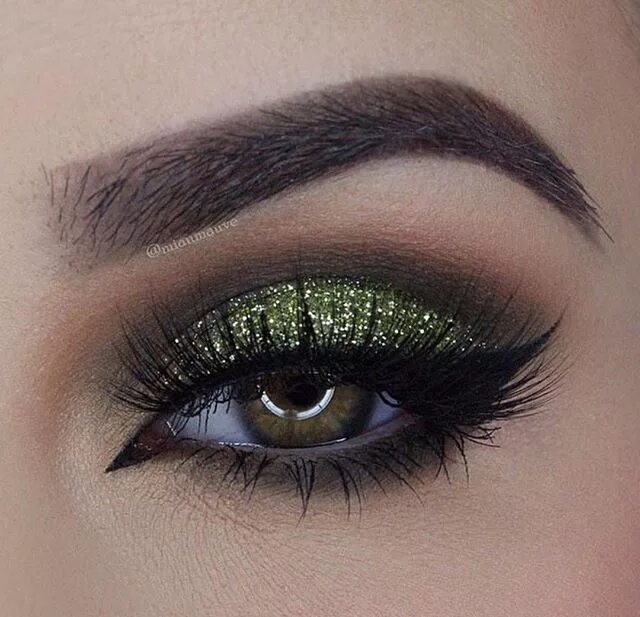 Праздничный макияж зеленых глаз L'Oréal Paris Official on Instagram: "I spy with my green eye.. @miaumauve is ro