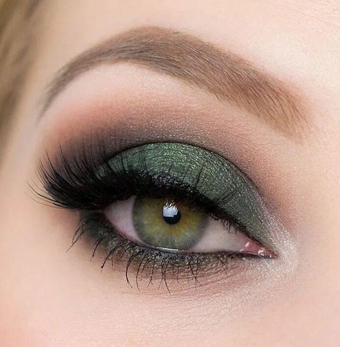 Праздничный макияж зеленых глаз essence cosmetics on Instagram: "@sabrinasbeautyparadise created this absolutely