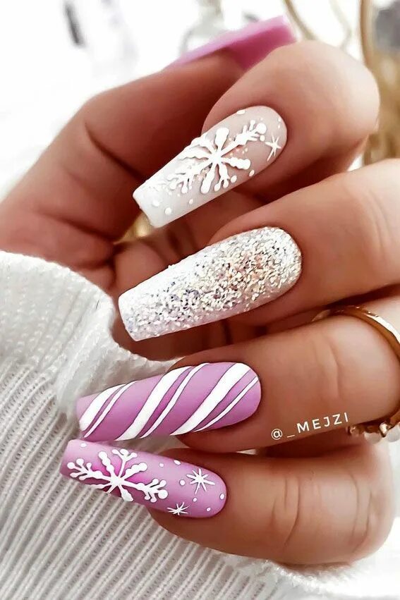 Праздничный маникюр 2024 фото 30 Christmas Nail Designs for 2021 : Pink and Shimmery Gold Christmas Nails Nail