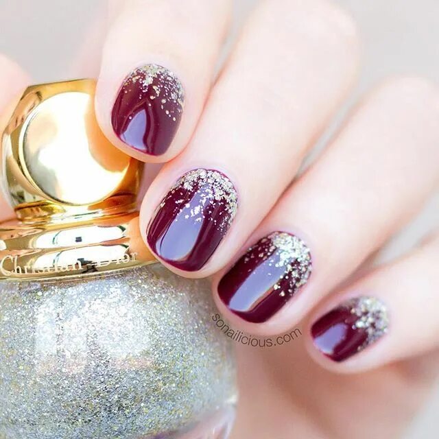 Праздничный маникюр на коротких Diorific State of Gold: Sparkling Festive Gradient Nails