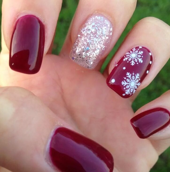 Праздничный маникюр на коротких Accent nail snowflake Manicure nail designs, Nails, Festival nails