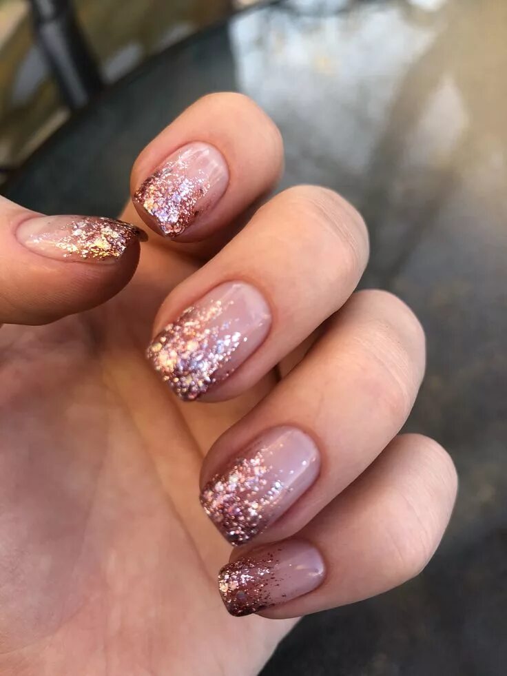 Праздничный маникюр на коротких Pin by Holly Olly on Nails Holiday nails, Gold glitter nails, Stylish nails