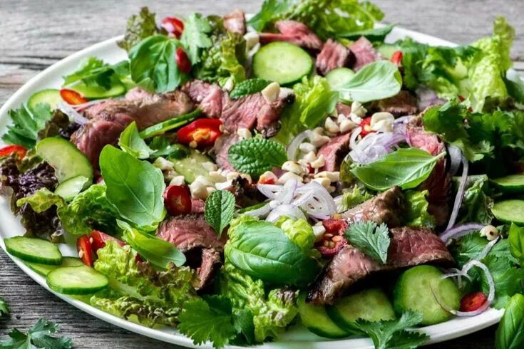 Праздничный салат с мясом с фото Thai Beef Salad Recipe Thai beef salad, Beef salad, Beef salad recipe