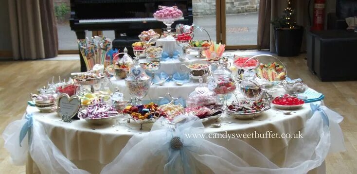 Праздничный сладкий стол фото Wedding sweets candy chocolates buffet table, luxury sweets station Sweet table 