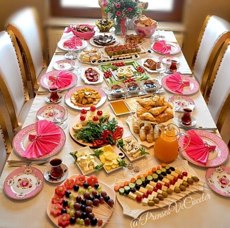 Праздничный стол на день рождения фото Turkısh breakfast Yemek sunumu, Yemek sanatı ve Kahvaltı