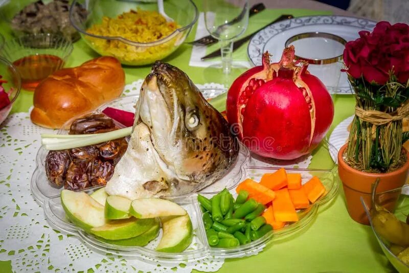 Праздничный стол на рош хашана фото Rosh Hashanah, Dish with the Fish Head, Fruits and Vegetables Stock Photo - Imag