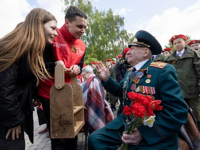 Праздник 9 мая фото В Казани "Огонь памяти" передали участникам ВОВ