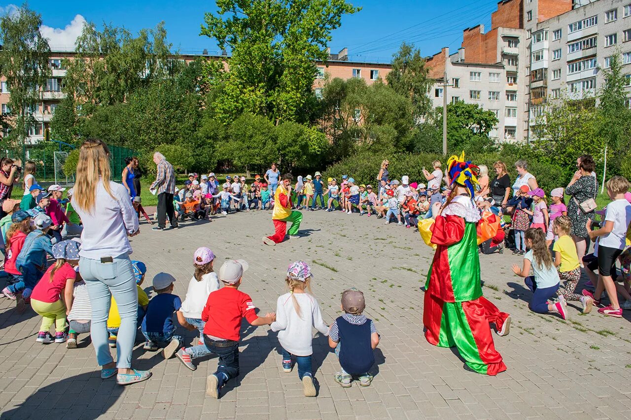 Праздник двора фото В обновленном дворе города Ломоносова для местной детворы прошёл праздник двора.