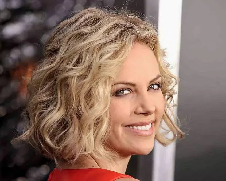 Праздник на средние волосы фото Charlize Theron Curly bob hairstyles, Short curly hair, Medium curly hair styles