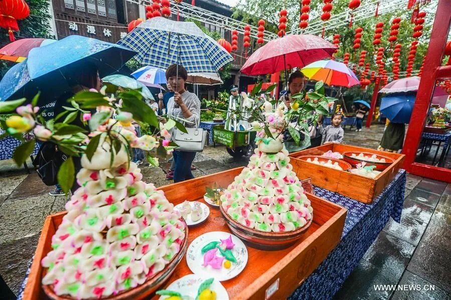 Праздник осени в китае фото Tourists view rice flour sculptures during the Mid-Autumn Festival in Tangqi anc