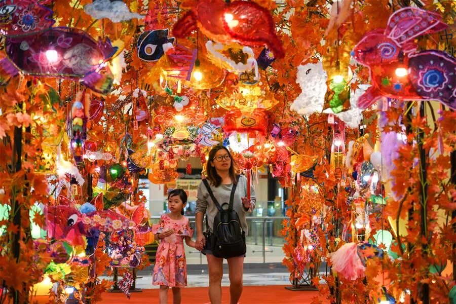 Праздник осени в китае фото Mall decorated with lanterns to celebrate Mid-Autumn Festival in Malaysia - Xinh