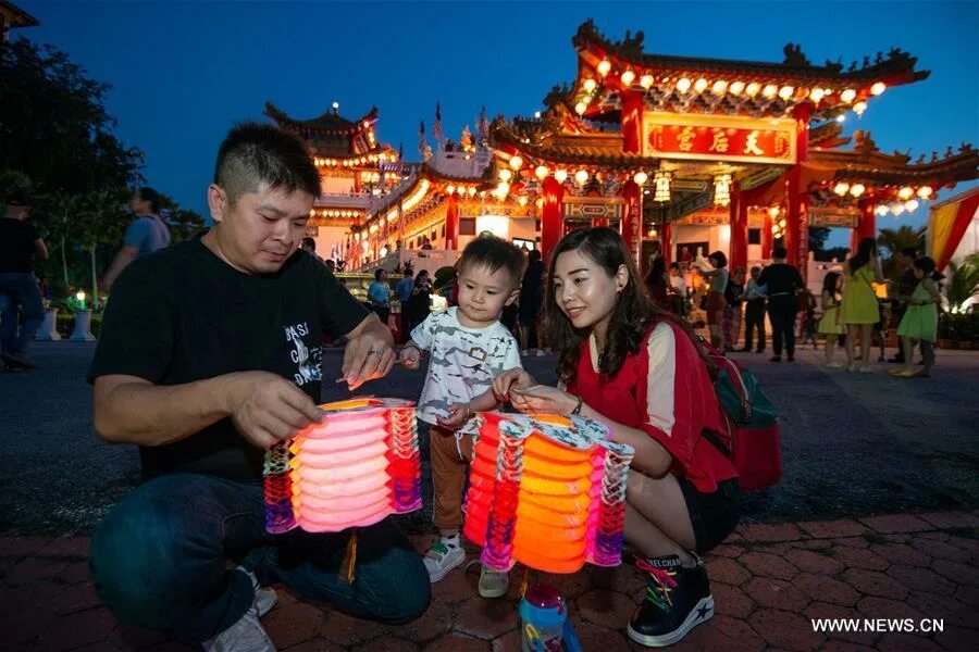 Праздник середины осени в китае фото Chinese Mid-Autumn Festival marked around world - Xinhua English.news.cn