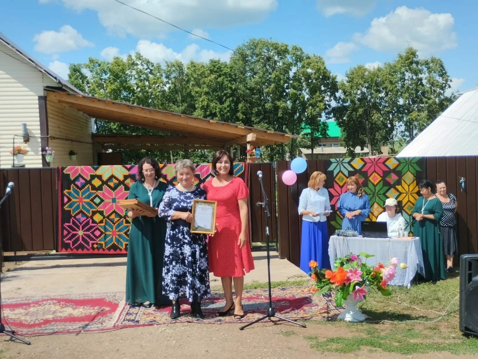 Праздник улицы фото В кругу любимых и родных" - Муниципальное бюджетное учреждение Федоровский район