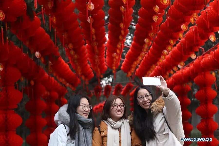 Праздник весны в китае фото Temple of Earth Park decorated to celebrate upcoming Spring Festival in Beijing 