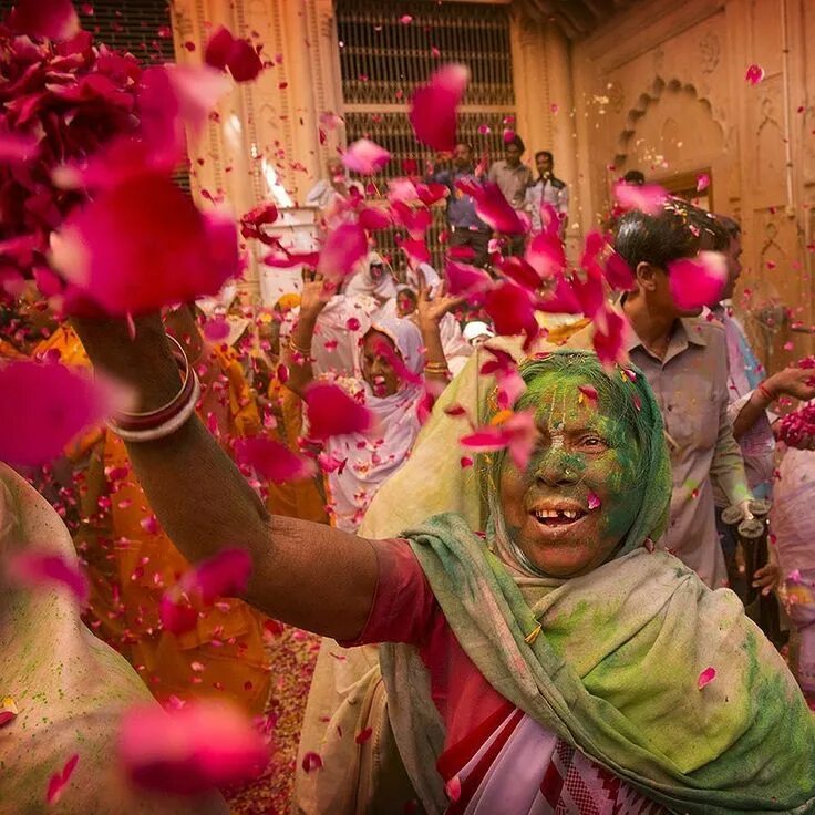 Праздники мира фото Indian Hindu widows throw flower petals and colored powder during Holi celebrati