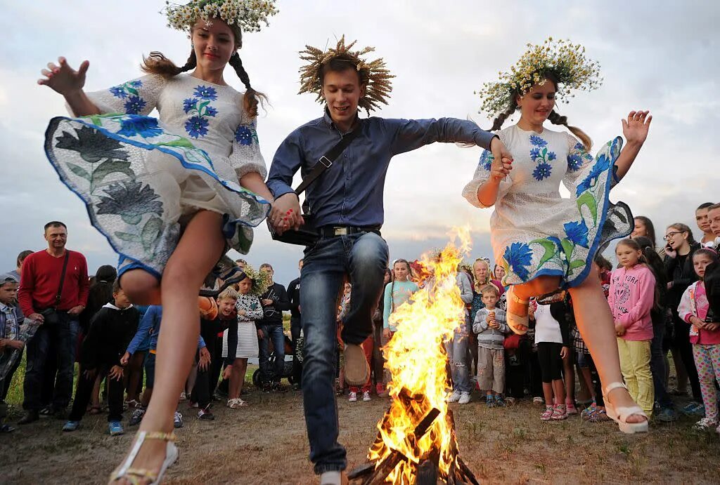 Праздники смешные фото 4 Fascinating Ways the World Celebrates the Summer Solstice