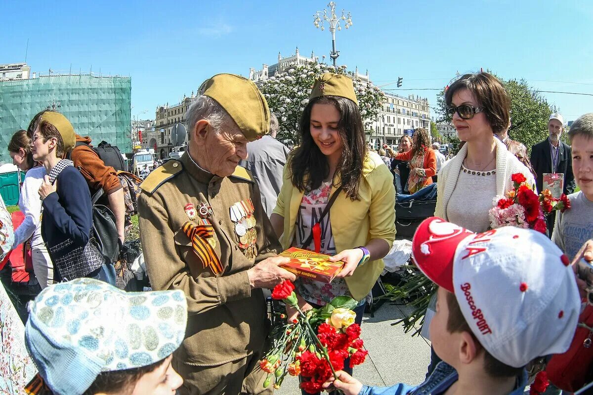 Празднование 9 мая фото Ветераны по традиции встретились у Большого театра 9 мая - Москва 24, 09.05.2015