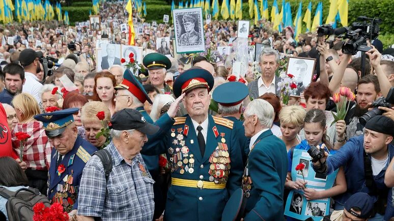 Празднование 9 мая фото СТРАНА.ua: "Бессмертный полк" и День Победы превратились в Киеве в форму протест