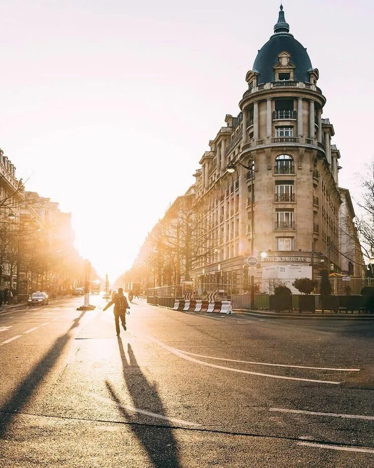 Предложи фото городских пейзажей Olivier Wong on Instagram: "Chasing light in the Parisian streets has been my fa