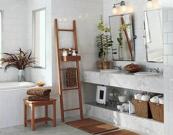 Предметы интерьера для ванной комнаты weißes badezimmer mit einer holztreppe und zwei spiegel Badezimmergestaltung, Ba