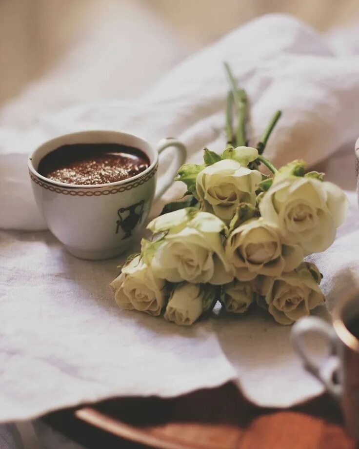 Прекрасное доброе утро фото Pin by Lolo ❣ Kh on Coffee ☕ قهوة Good morning flowers, But first coffee, Good m